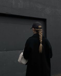 Grunge Chic, Chic Hair, Luxury Lifestyle Fashion, Nyc Girl, Edgy Chic, Gray Aesthetic, Best Photo Poses, Insta Photo Ideas, Instagram Inspiration