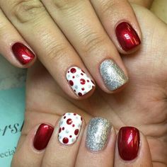 Christmas red & silver Gelmoment Christmas Nails, End Of December Nails, Dipped Nail Ideas For Christmas, Red Silver Nails Christmas, Red White And Silver Christmas Nails, Holiday Nail Ideas 2023, Pokadot Nails Christmas, Red And Silver Holiday Nails, Christmas Mani Pedi Combos