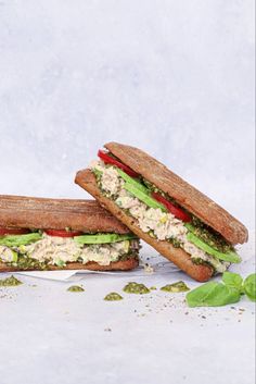 Opskrift pTunacado a la joethe Juiceden lækreste tunsandwich med pestoavocado og tomat. Joe The Juice, Joe And The Juice, Panini Sandwich, Panini Sandwiches, Avocado Sandwich, Tuna Sandwich, Spicy Tuna, Burgers Sandwiches, Cafe Food