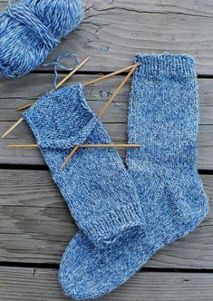 A pair of knitted socks on knitting needles Knitted Socks Free Pattern, Knitting Patterns Free Beginner, Knitting Instructions, Sock Knitting Patterns, Crochet Socks, How To Purl Knit, Sock Patterns, Garter Stitch, Knitting Tutorial