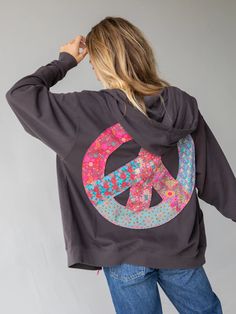 Applique Zip-Up Hoodie - Charcoal Peace-view 1 Trending Sweatshirt Designs, Applique Shirts For Women, Sweatshirt Applique Diy Ideas, Patch Work Clothes, Patch Work Sweatshirt, Embroidered Hoodie Diy, Diy Hoodie Design, Peace Sign Applique, Diy Hoodies