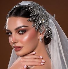 Glitter Eye Makeup, Eyeshadow Makeup, Hair Makeup, Wedding Makeup Bride Hair Makeup Wedding, Media Cola, Glittery Eyeshadow, Bridal Accesories, Wedding Makeup Bride, Medium Long Haircuts, Wedding Tiara Hairstyles, Engagement Makeup