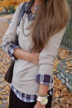 Love this outfit - sweater over a button down Outfit With Flannel, Mode Tips, Plain Sweaters, Women Dating, Retro Pin Up, Mode Casual, Fall Outfits For Work, 가을 패션, Casual Fall Outfits