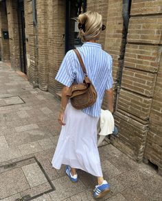 New Balance With Dress Outfit, Fashion Outfits Blue, Outfits With Sambas, Blue Sneakers Outfit, Spring Outfits Korea, Blue Gazelle, Scandi Street Style, European Outfits, Europe Fits