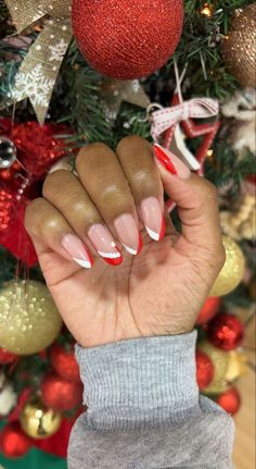 Almond Nails Christmas Designs Simple, Classy Holiday Nails Simple, Trendy Christmas Nails Acrylic, Simple Festive Nails, December Holiday Nails, December Dip Nails, Short Red Christmas Nails, Christmas Nails For Short Nails, Nails For Short Nails