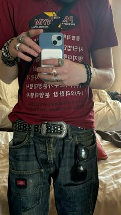 mens street style outfit Grunge Rock Aesthetic Outfits, 2000 Style Outfits, Funky Outfits Men, Early 2000s Fashion Men, Emo Fashion Men, 2000s Mens Fashion, 2000s Fashion Men, 2005 Fashion, 70s Fashion Men