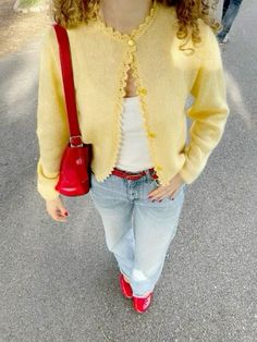 Mary Jane Shoes Outfit, Soft Feminine Outfits, Ballet Flats Outfit, Look Legging, Quoi Porter, Flats Outfit, Yellow Cardigan