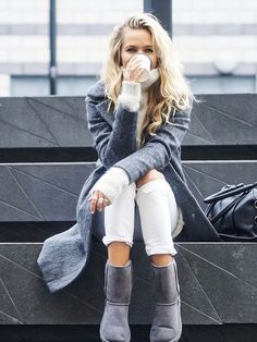 10 outfits cómodos con botas UGG para estar calientita todo el día Waterproof Boots Winter, Winter Boots Outfits, Short Uggs, Classic Ugg Boots, Shoes Ugg