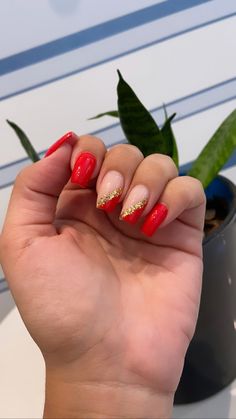 Red Biab Nail Art, Nails For Red Dress Ideas Prom, Prom Nails With Red Dress, Elegant Nails Red, Hot Red Nails Design, Red Nail Art Elegant, Red Gel Nails Designs, Red Square Acrylic Nails, Pretty Red Nails