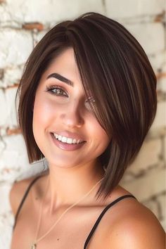 Bob with Deep Side Part Straight Hairstyle. Medium Bob Straight Hair, Short Haircuts For Women With Straight Hair, Lived In Bob, Hairstyle For Bob Cut, Medium Bob With Side Bangs, Bob With Deep Side Part, Side Part Straight, Deep Side Part, Straight Hairstyle