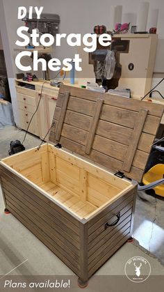 Large pine wood storage trunk stained greyish brown on the outside and natural wood color on the inside. The chest is open. The background is a woodworking shop in a garage. Diy Storage Trunk Plans, Large Wood Storage Chest, Wood Chest Diy, Diy Wooden Trunk, Wood Chest Plans, Cusion Storage, Wooden Blanket Chest, Cedar Chest Plans, Diy Wood Storage Boxes