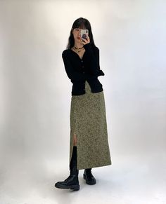 Long Skirt For Petite Women, 90s Long Skirt Outfits, Hongdae Fashion, Gen Z Office Outfit, Fall Midi Skirt Outfit, Rok Outfit, Skirt Mini, Long Skirt Outfits, Uni Outfits