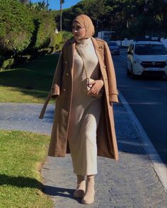 Elegant Classic Fashion, Cute Hijabi Outfits, Dressy Fashion Outfits, Hijab Hat, Airport Outfit Winter, Dubai Outfit, Coat Outfit Casual, Modest Casual Outfits