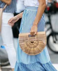 A smaller straw bag creates a more relaxed look for the day. www.stylestaples.com.au Wicker Purse, Bamboo Bag, Estilo Hippie, Wicker Decor, Wicker Bags, Fall Inspiration, Straw Bags, Looks Street Style, Basket Bag