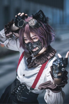 young woman with purple hair wearing a steampunk cosplay ensemble and a steampunk mask Dieselpunk Soldier, Steampunk Face Mask, Steampunk Face, Steampunk Hair, Steampunk Outfits, Genshin Oc, Steampunk Hairstyles, Plague Mask, Post Apo