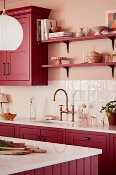 Pink Kitchen Idea with Deep Fuchsia Pink Cabinets And White Marble Countertops Red Kitchen Cabinets, Kitchen Color Schemes, Best Kitchen Colors, Flip Ideas, Red Cabinets, Kitchen Wall Colors, Kitchen Colour Schemes