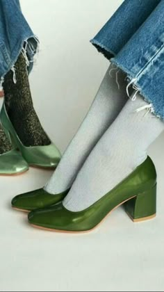 Heels And Socks, Dr Shoes, Trik Fotografi, Green Shoes, Soft Grunge, Pretty Shoes, Looks Vintage, Denim Outfit, Suho