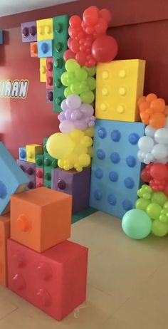 there are many balloons and blocks in the room