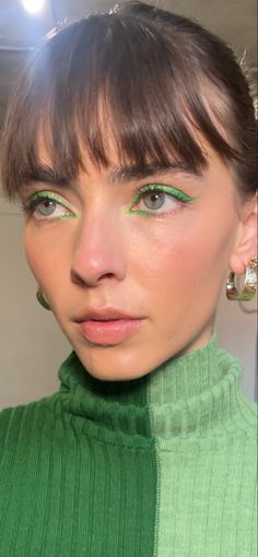 Taylor Swift Green Eyeshadow, Fun Green Eyeshadow Looks, Green Eyeliner Blue Eyes, Colourful Liner Eye Makeup, Graphic Liner Deep Set Eyes, Lime Makeup Look, Lime Green Eyeliner, Gen Z Eye Makeup, Colored Waterline Eyeliner