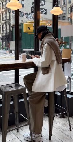 Brown Tailored Pants, Back To Work Outfits, Work Outfits Office, Back To Office, Black Baseball Hat, Corporate Attire, Street Style Parisian, Pants Brown, Balance Sneakers