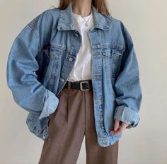 Oversized Denim Pants Outfit, Blue Jacket Outfits Aesthetic, 80s Jean Jacket Outfit, Denim Jacket Long, Boyfriend Denim Jacket, Boyfriend Denim, Mode Casual, Jacket Long, Mode Inspo