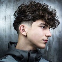 Cortes Ondulados Masculinos. Cortes Cacheados Masculinos. Macho Moda - Blog de Moda Masculina: Cortes de Cabelo Masculino ONDULADO e CACHEADO para 2019, dicas! Cortes de Cabelo Masculino 2019 Low Fade Haircut Men's, Hairstyles For School Boy, Curly Hair Fringe, Curly Fringe, Low Fade Haircut, Cool Mens Haircuts