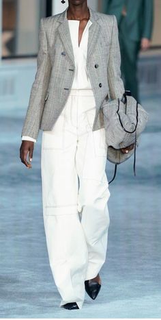 Minimal chic 🔷️ Mode Tips, Moda Paris, Mode Casual, Minimal Chic, White Pants, Autumn Fashion Women, Phillip Lim, Work Fashion