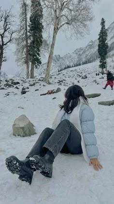 #trending #winter #outfits #christmas Snow Selfies Aesthetic, Winter Wear Poses, Winter Outfits For Mountain Trip, Photoshoot Snow Ideas, Winter Photography Ideas Instagram, Snow Aesthetic Photoshoot, Cute Snow Poses, Winter Photography Aesthetic, Pics In Snow Photo Ideas