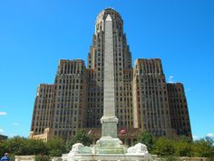 the monument is in front of two tall buildings