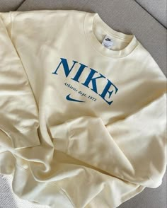 Sweatshirts Nike, Nike Set, Vintage Nike Sweatshirt, Cute Nike Outfits, Nike Retro, Mens Casual Dress Outfits, Mens Casual Dress