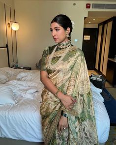 Sabyasachi Floral Saree, Botique Idea, Modest Saree, Banaras Blouse, Sabyasachi Saree, Amrita Rao, Floral Sarees, Simple Saree Designs, Indian Women Fashion