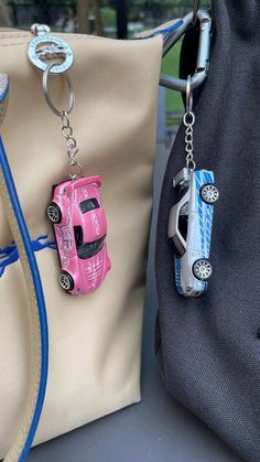 Keychain Aesthetic Ideas, Girly Car, Bf Gifts, Cute Car Accessories, Cute Little Things, Car Keychain, Cute Cars, Cute Crafts