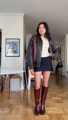 Maroon Boots Outfit Knee High, Boots Inspo Outfit, Maroon Knee High Boots Outfit, Burgundy Boot Outfit, Knee High Burgundy Boots Outfit, Mahogany Boots Outfit, Chealse Boot Outfit Women Skirt, Style Red Boots, Brown Boots Fall Outfits