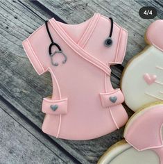 cookies decorated to look like medical gowns and teddy bears with stethoscope on them