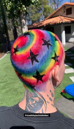 Primary Hair Colors, Rainbow Shaved Head, Fun Shaved Head Designs, Hair Dye Ideas At Home, Dyed Buzzcut Women, Rainbow Buzzcut, Rainbow Mullet, Creative Color Hair, Hair Dye Designs