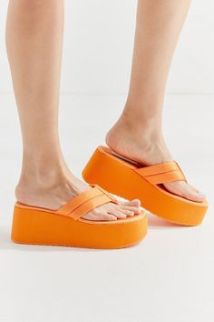 Lizzie McGuire is a Millennial idol. According to the Fall 2019 runways, her distinctively Aughties style is back.  Urban Outfitters is cashing in on 2000s-era trends, teaming up with the Steve Madden to relaunch their iconic platforms. Lizzie Mcguire Shoes, 90s Platform Sandals, Color Characters, Nostalgic Summer, Urban Outfitters Shop, Steve Madden Platform Sandals, Steve Madden Platform, Platform Flip Flops, Michael Kors Fashion