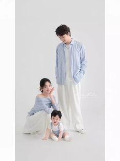 Chinese Family Portrait, Photo Themes Ideas, Korean Family Photoshoot, Toddler Family Photos, Group Posing, Theme Clothes, Family Photo Studio, Photoshoot Background, Family Photos With Baby