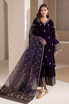 Velvet Dress Indian, Velvet Designer Suits, Pakistani Velvet Dresses, Pakistani Velvet Suits, Wedding Dresses Pakistani, Velvet Sleeve, Embroidered Organza, Stylish Dress Book