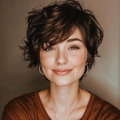 These 39 Shaggy Pixie Cut Ideas Are So Chic, They’ll Make You Want To Chop Off Your Locks Right Now Short Curls Hairstyles, Shaggy Pixie Cut, Bixie Haircut, Vintage Haircuts, Shaggy Pixie Cuts, Shaggy Pixie, Cool Hairstyles For Girls, Amazing Hairstyles, Choppy Bob