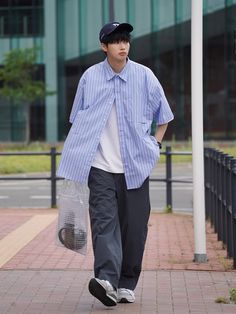 【メンズのキャップコーデ20選】前髪の有無、お洒落コーデのコツも - ファッション記事 - WEAR Striped Shirt Men, Men Fashion Casual Outfits, Mens Street Style, Curator Style, Striped Shirt, Men Casual, Casual Outfits, Street Style