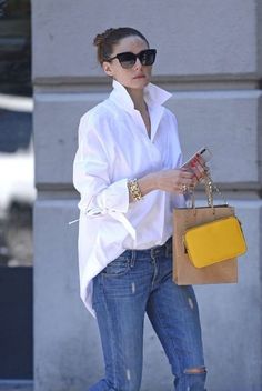 Mode Over 50, Áo Blu, Yellow Purse, Olivia Palermo Lookbook, White Shirt Outfits, White Blouse Top, Olivia Palermo Style, Yellow Handbag, Olivia Palermo