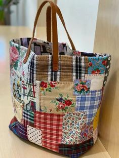 Eco-Friendly Handmade Patchwork Tote – Durable and Artistic for Modern Shopping Pig Bag, Crafts Sewing Projects, Scrap Fabric Projects, Crochet Shop, Tote Bags Sewing, Embroidery Shop, The Hustle, Patchwork Bags