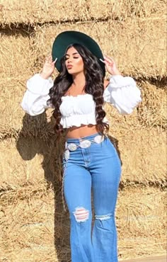 Jean Western Outfits, Cowgirl Outfits For Party, Country Dance Hall Outfit, White Vaquera Outfit, Carin Leon Concert Outfit Ideas, Country Baddie Outfits, Vaquera Photoshoot Ideas, Outfit Ranchero Mujer