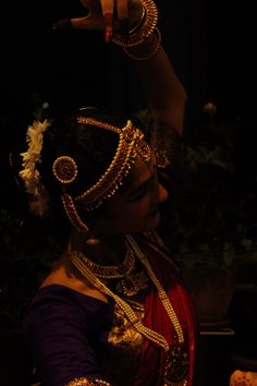 Bharatnatyam pose , dance pose , solo pose Bharathanatyam Aesthetics, Indian Dance Photography, Classical Dance Poses, Classical Poses, Bharatnatyam Poses, Bharatnatyam Dance