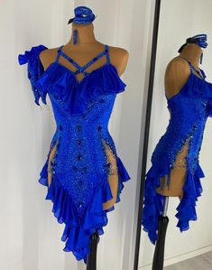 two mannequins are dressed in blue and gold