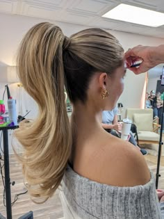 voluminous barbie ponytail with sleek front Messy Ponytail Hairstyles, Barbie Ponytail, Voluminous Ponytail, Shot Hair, High Ponytail Hairstyles, Long Shiny Hair, Long Hair Ponytail, Books Open, Guest Hair