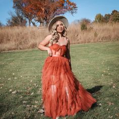 Country Prom Dresses, Western Lace Dresses, Fall Dress Ideas, Gown Western, Disco Prom, Sister Pics, Desert Disco, Engagement Photo Dress, Dark Floral Dress