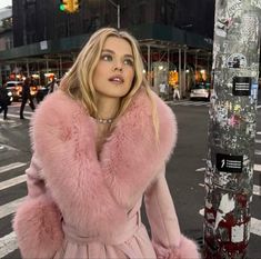 Feminine Winter Outfits, Outdoor Christmas Decoration Ideas, Outdoor Decoration Ideas, Pink Fur Coat, Christmas Decoration Ideas, Winter Fashion Outfits Casual, Cold Outfits, Pink Fur, Mode Inspo