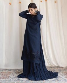 Simple Dress Casual, Desi Fits, Dresses Design, Pakistani Suit, Pakistani Fashion Casual, Pakistani Fancy Dresses, Pakistani Dresses Casual, Desi Fashion Casual, Beautiful Pakistani Dresses