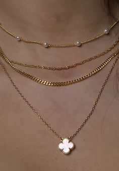 Cute Stacked Necklaces, Necklace Layering Ideas Gold Minimalist, Good Necklace Layering, Dainty Jewelry Stack, Kendra Scott Layering Necklaces, Jewlrey Aesthic Necklace, Gold Jewelry Stacking Necklace, Pink Van Cleef Necklace, Jewlerie Aesthetic Gold